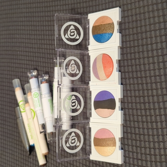 *Free* NWOT Mary Kay Make Up - Picture 2 of 5